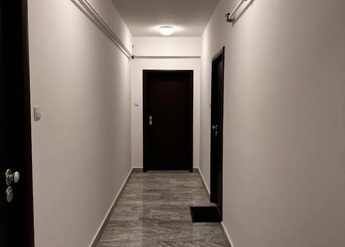 Apartment Elysium Old Square, Free Street Parking Within The Limits Of Available Spaces And Paid Parking One Minute Away, Smart Tv