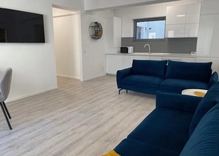 Apartment Elysium Old Square, Free Street Parking Within The Limits Of Available Spaces And Paid Parking One Minute Away, Smart Tv