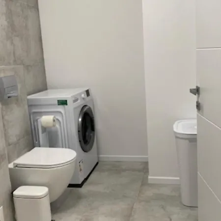 Apartment Elysium Old Square, Free Street Parking Within The Limits Of Available Spaces And Paid Parking One Minute Away, Smart Tv *